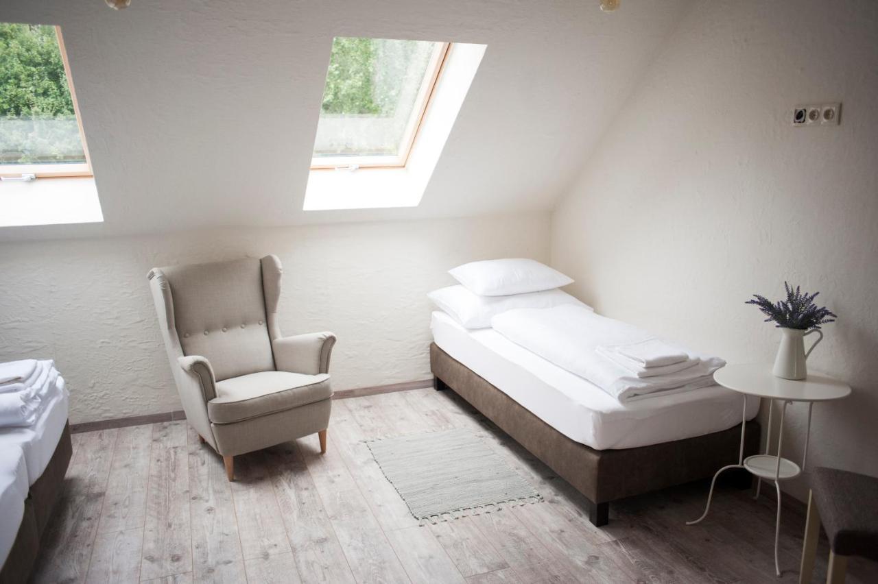 Pajta Apartman Es Vendeghaz Tata Eksteriør billede